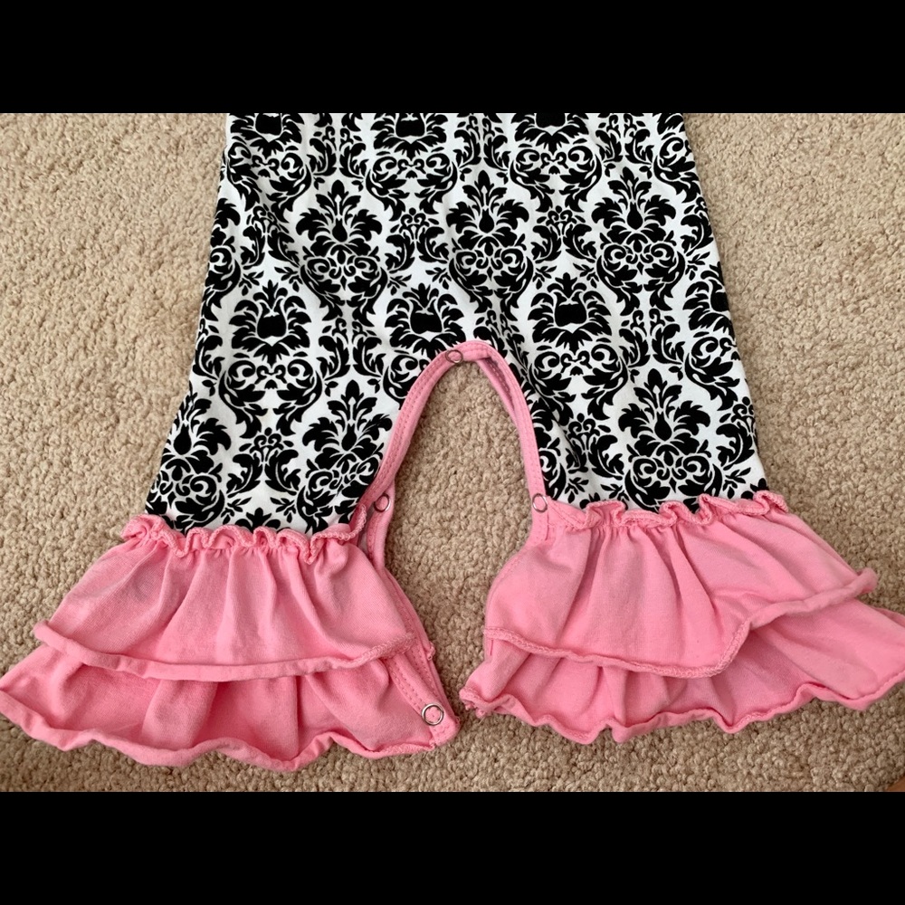 Boutique Outfit. Size XS (3-6 months)